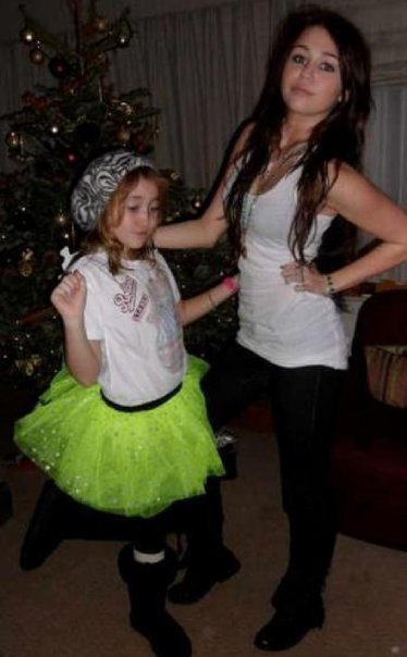 miley-and-noah-in-the-christmas